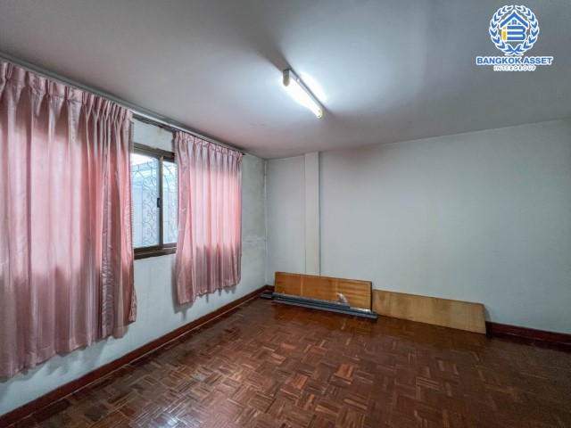 *****ทาวน์โฮมมือสองย่านกรุงเทพฯ ม.ธันยกานต์ มัยลาภ เนื้อที่ 17.4 ตร.ว. ฟังก์ชันจัดเต็ม 4 ห้องนอน 3 ห้องนอน 1 ที่จอดรถ แถมฟรี! 2 เครื่องปรับอากาศ บ้านทำเลโซนเมือง เดินทางสะดวก ใกล้รถไฟฟ้าในอนาคตสายสีชมพู "สถานีมัยลาภ" และทางด่วน "ฉลองรัช" จองด่วน!